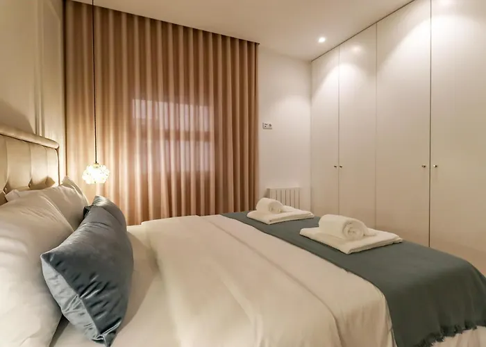 Santa Luzia Views - Modern City Centre Apartment With Iconic Views